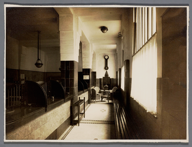 878042 Interieur van het kantoorgebouw van de Nationale Bankvereeniging (Vredenburg 26) te Utrecht: de wachtruimte bij ...